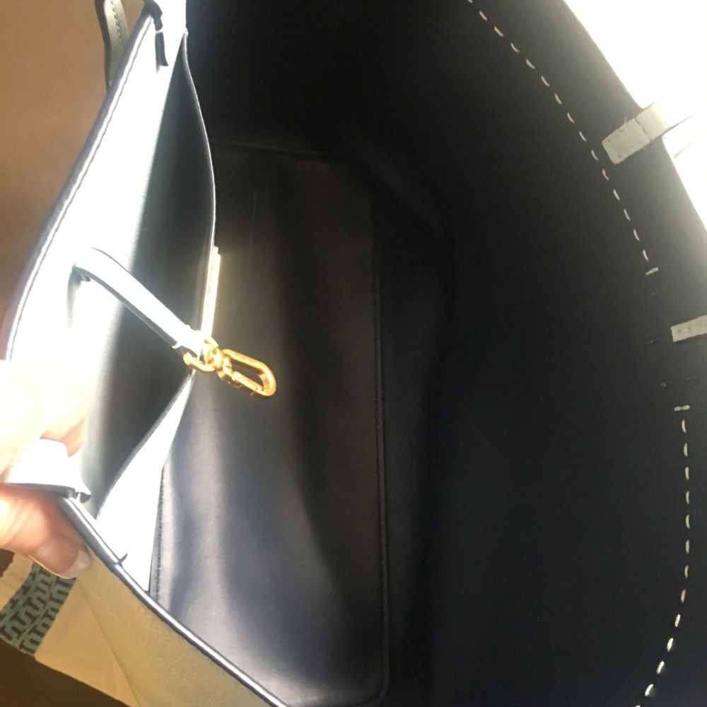 Tory Burch McGraw tote in seltzer blue - Picture 4 of 4